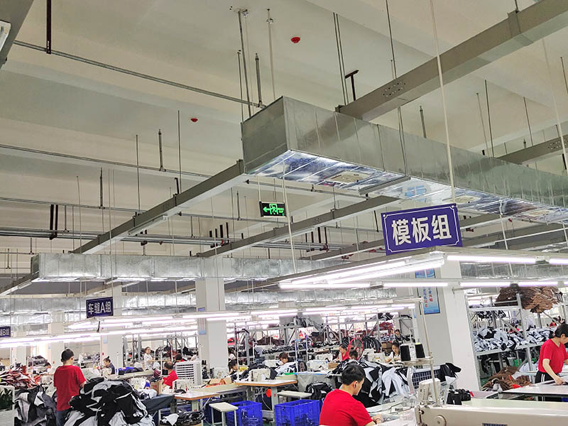 服装加工车间走管道通...